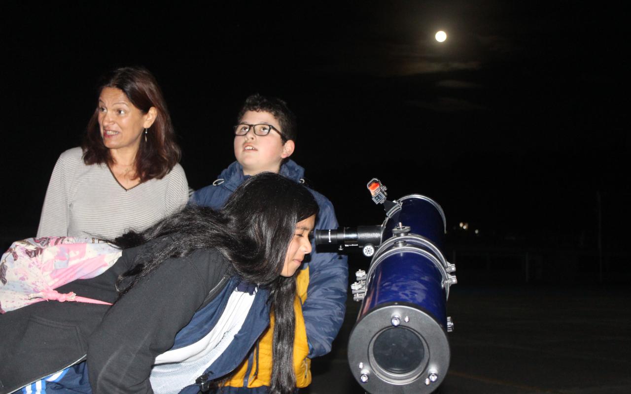 ¡Más cerca a las estrellas! niños y jóvenes que sueñan con ir al espacio visitaron la ESUFA