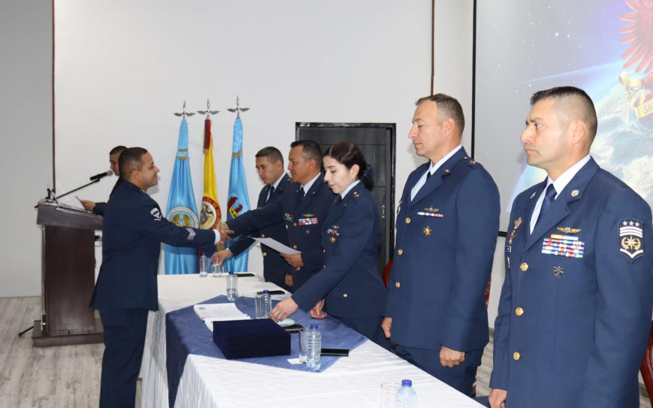 Suboficiales culminan formación académica para ascender en la Fuerza Aeroespacial