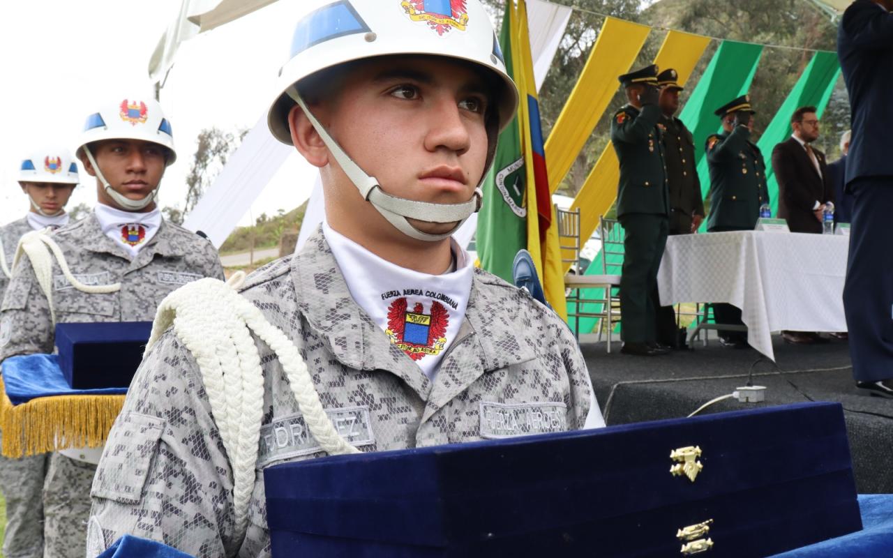 Oficiales y Suboficiales recibieron la medalla en Mosquera por su vocación de servicio