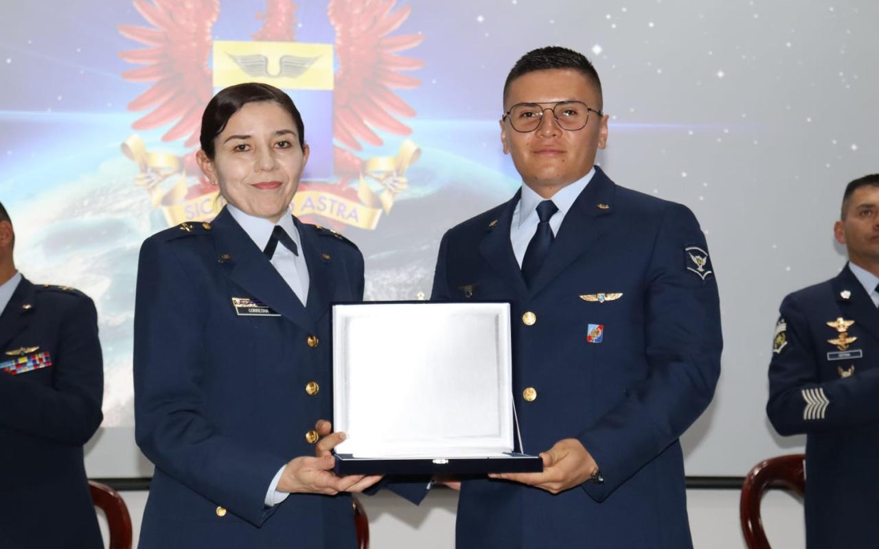 Suboficiales culminan formación académica para ascender en la Fuerza Aeroespacial