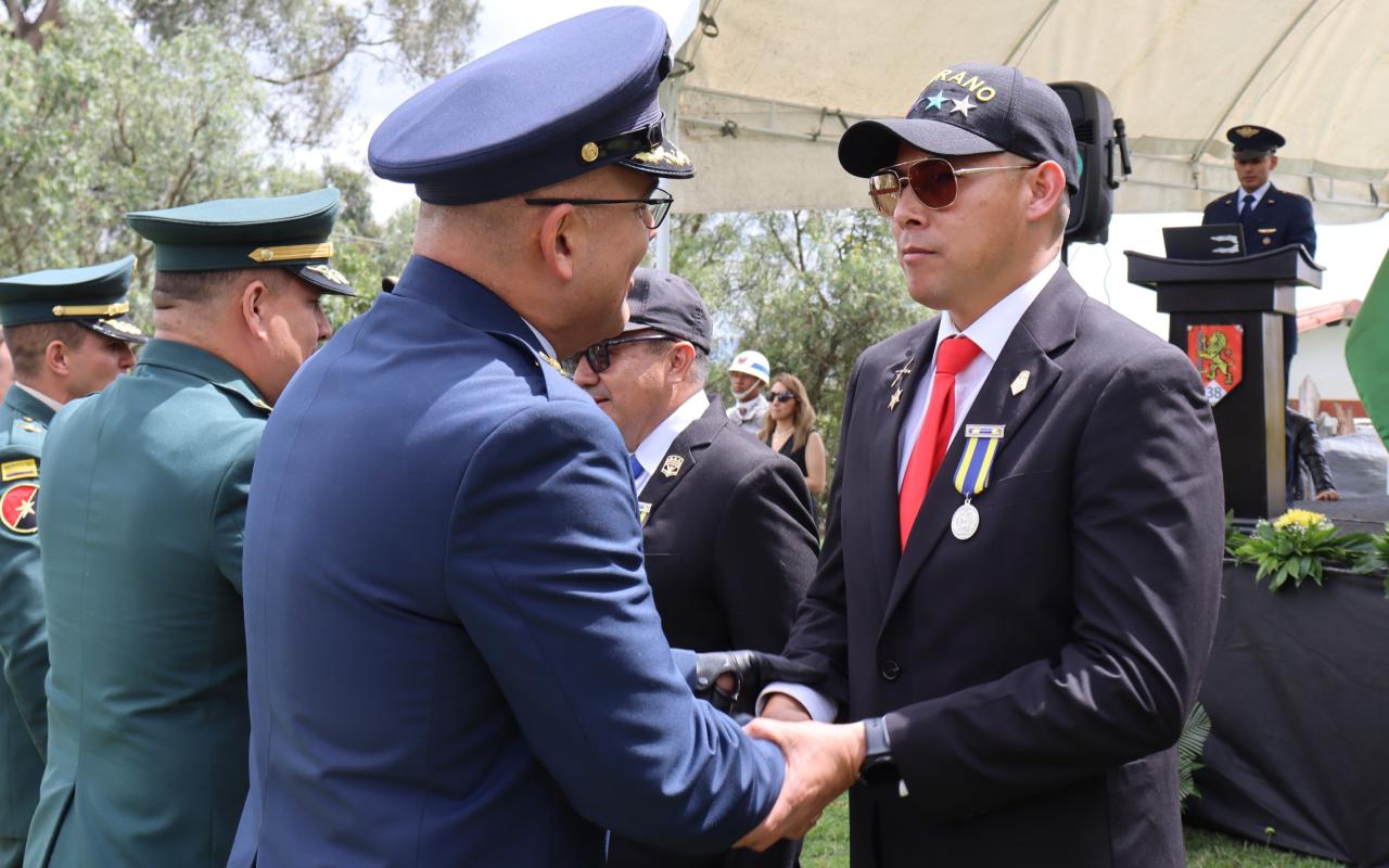 Oficiales y Suboficiales recibieron la medalla en Mosquera por su vocación de servicio