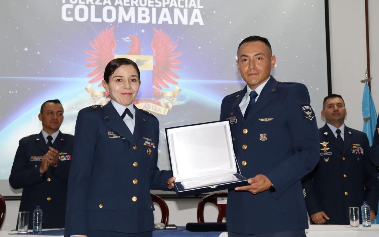 Suboficiales culminan formación académica para ascender en la Fuerza Aeroespacial