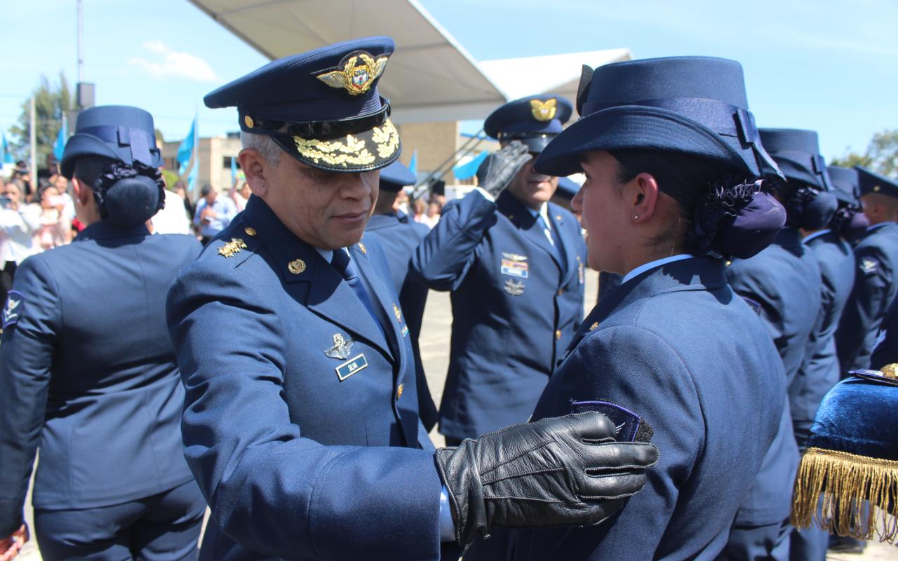 La Fuerza Aérea Colombiana le da la bienvenida a 213 Suboficiales que servirán al país