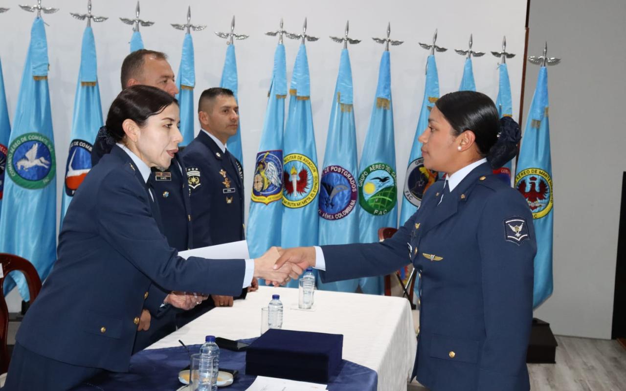 Suboficiales culminan formación académica para ascender en la Fuerza Aeroespacial