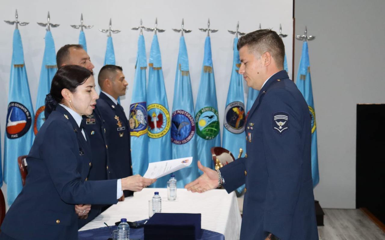 Suboficiales culminan formación académica para ascender en la Fuerza Aeroespacial