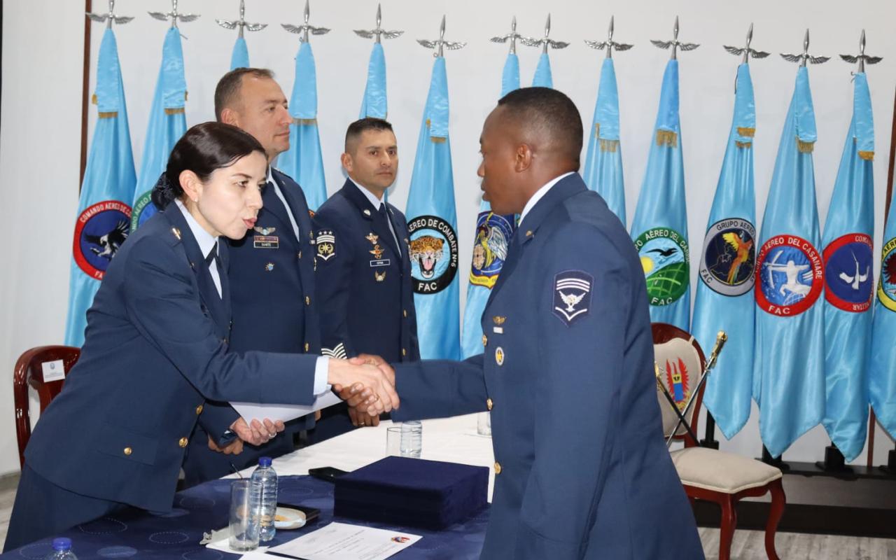 Suboficiales culminan formación académica para ascender en la Fuerza Aeroespacial