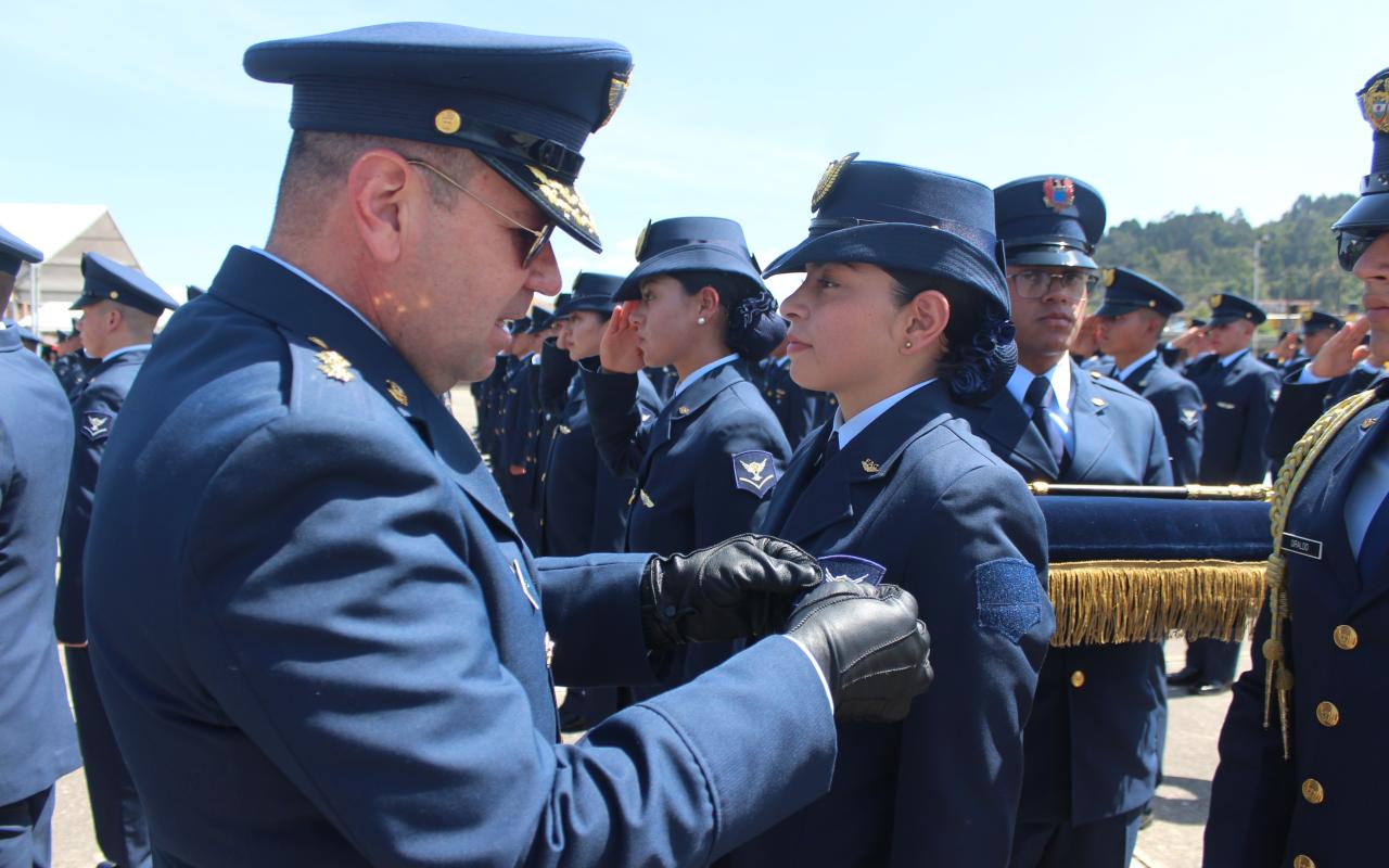 La Fuerza Aérea Colombiana le da la bienvenida a 213 Suboficiales que servirán al país