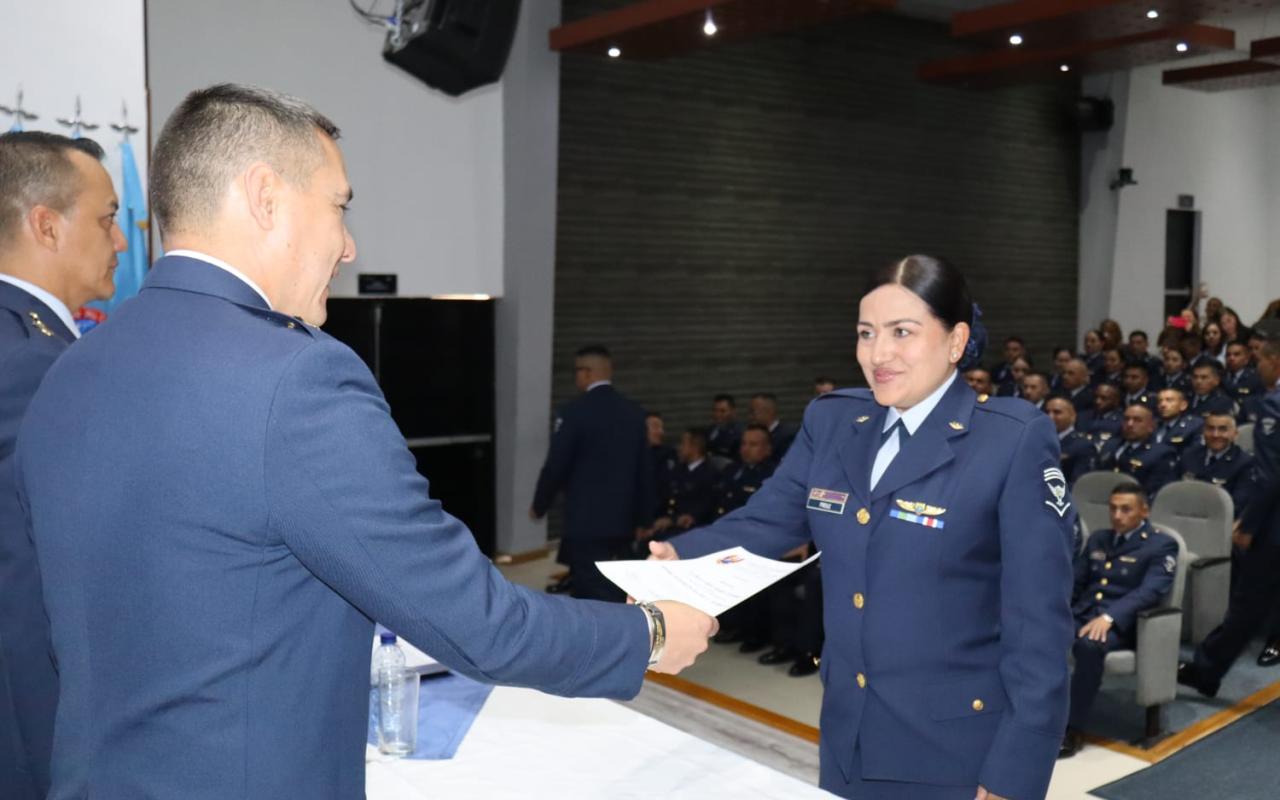 Suboficiales culminan formación académica para ascender en la Fuerza Aeroespacial