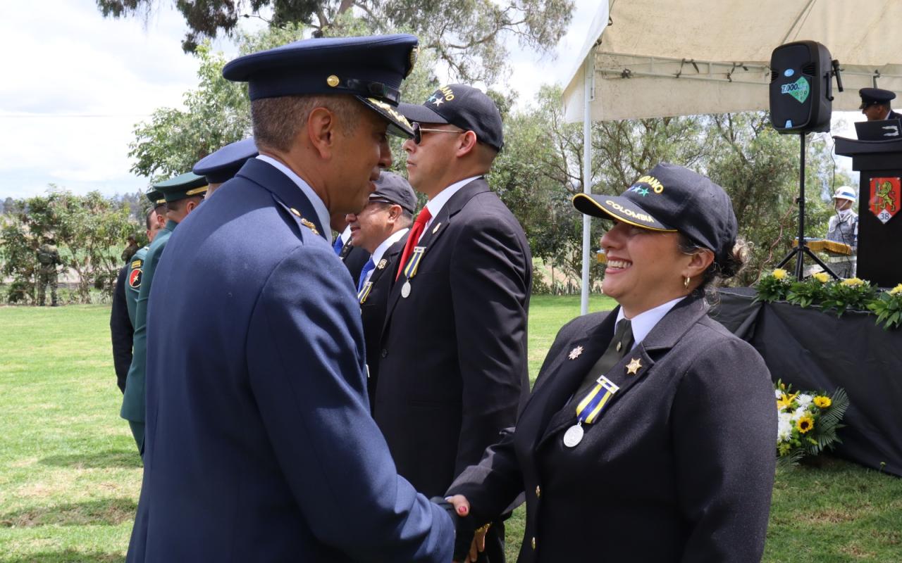 Oficiales y Suboficiales recibieron la medalla en Mosquera por su vocación de servicio