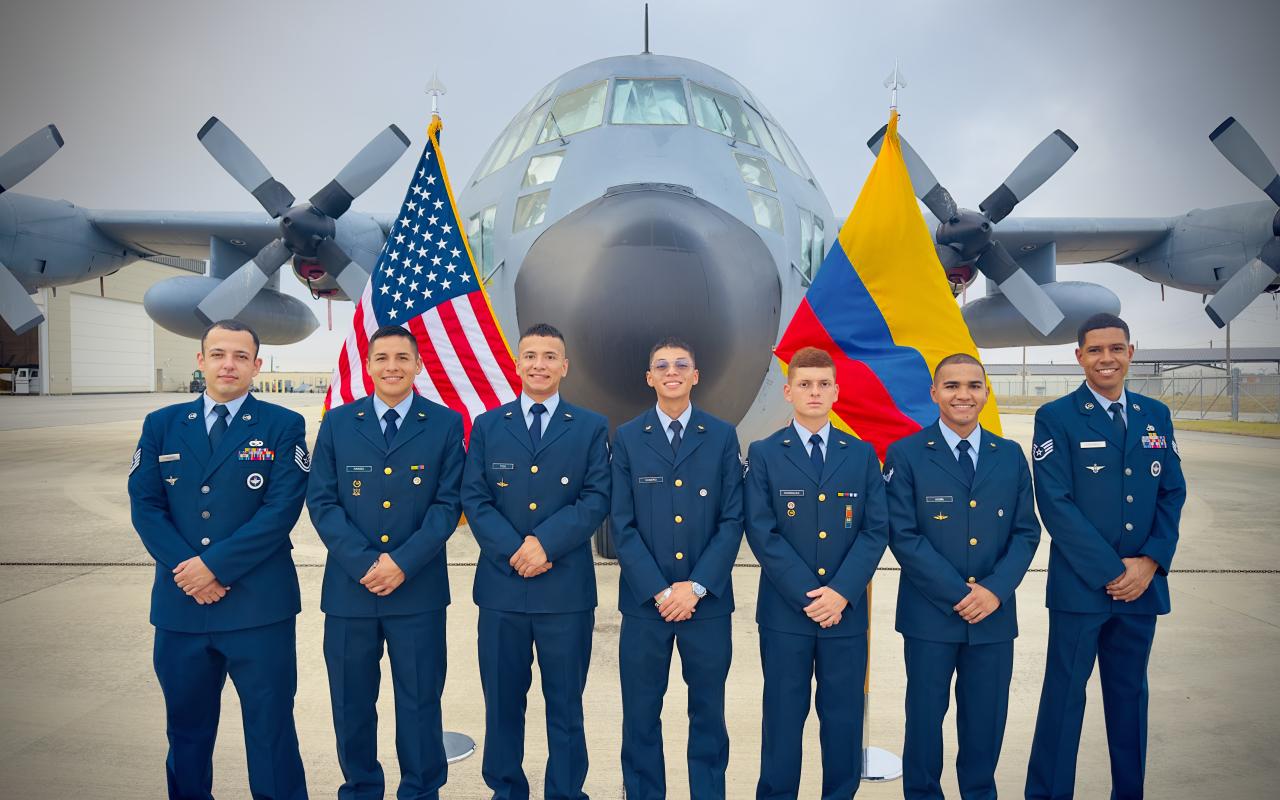 Futuros Suboficiales de la Fuerza Aeroespacial Colombiana brillan en intercambio académico en EE. UU.