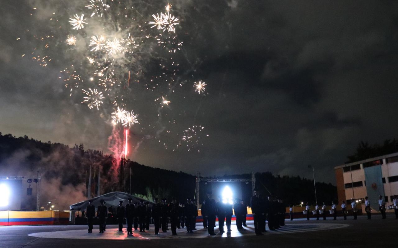 El aniversario 93° de la Escuela de Suboficiales iluminó el cielo de Madrid