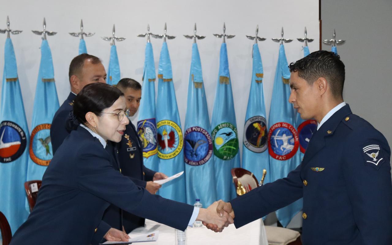 Nuevos instructores académicos fortalecen la formación militar en la Fuerza Aeroespacial