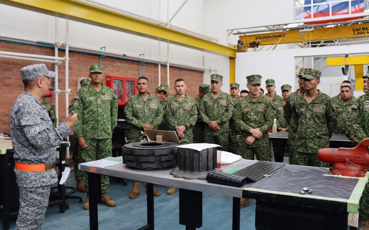 La Escuela de Suboficiales FAC y la Armada Nacional estrechan vínculos mediante visita estratégica