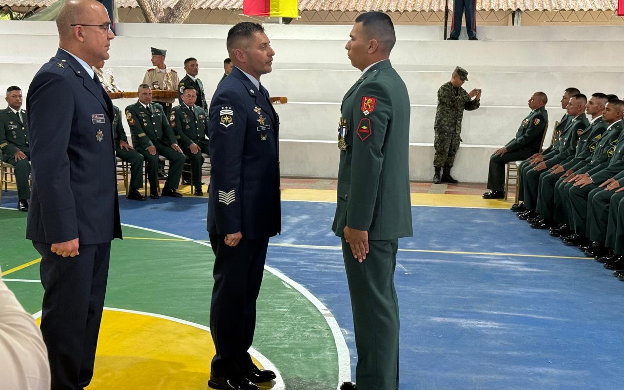 ESUFA entrega medalla en solemne ceremonia militar del Ejército Nacional