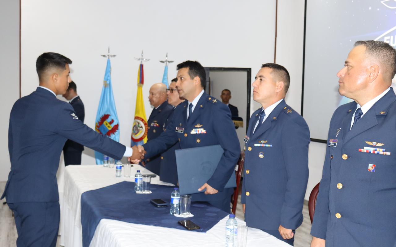 Suboficiales de la Fuerza Aeroespacial se gradúan como tecnólogos aeronáuticos 