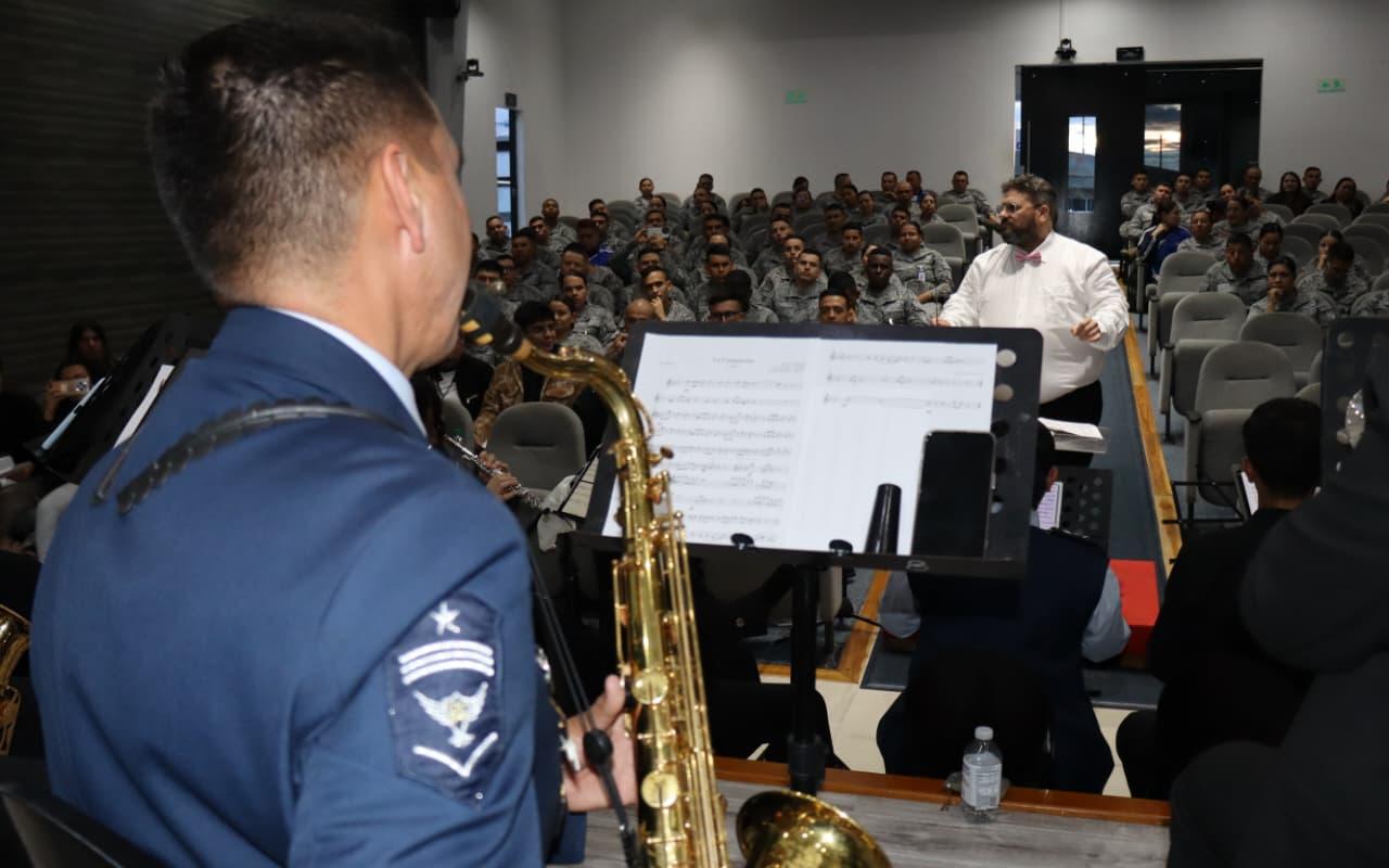 Músicos militares conmemoran su día con taller sinfónico inspirado en el tango 