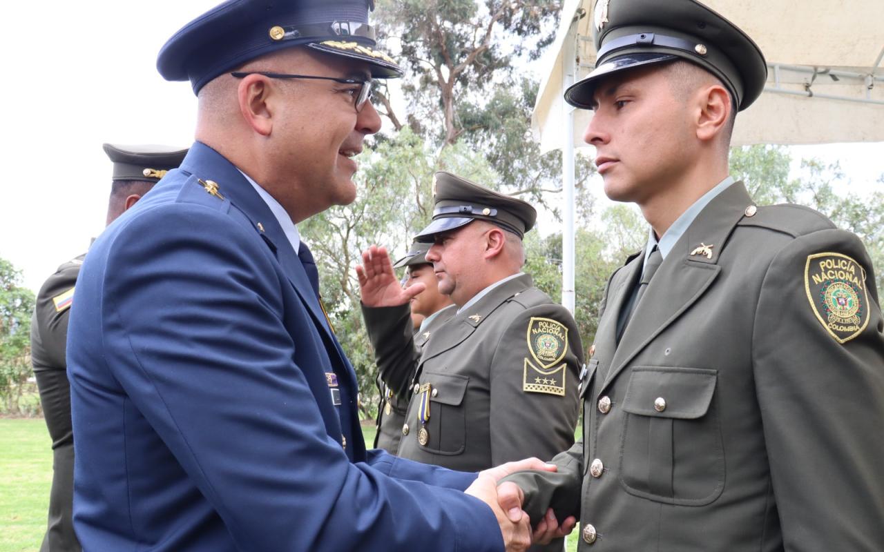 Oficiales y Suboficiales recibieron la medalla en Mosquera por su vocación de servicio
