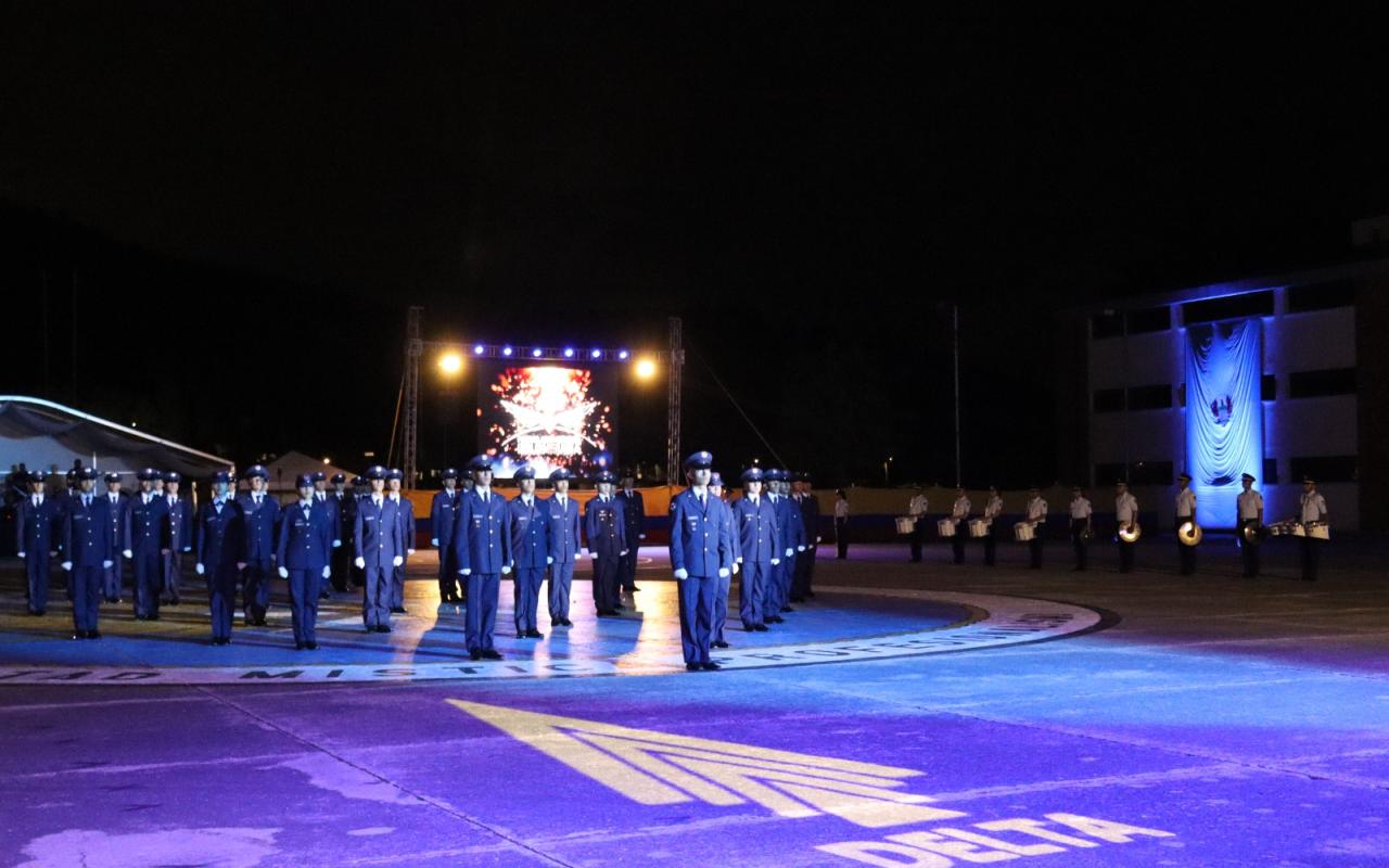 El aniversario 93° de la Escuela de Suboficiales iluminó el cielo de Madrid