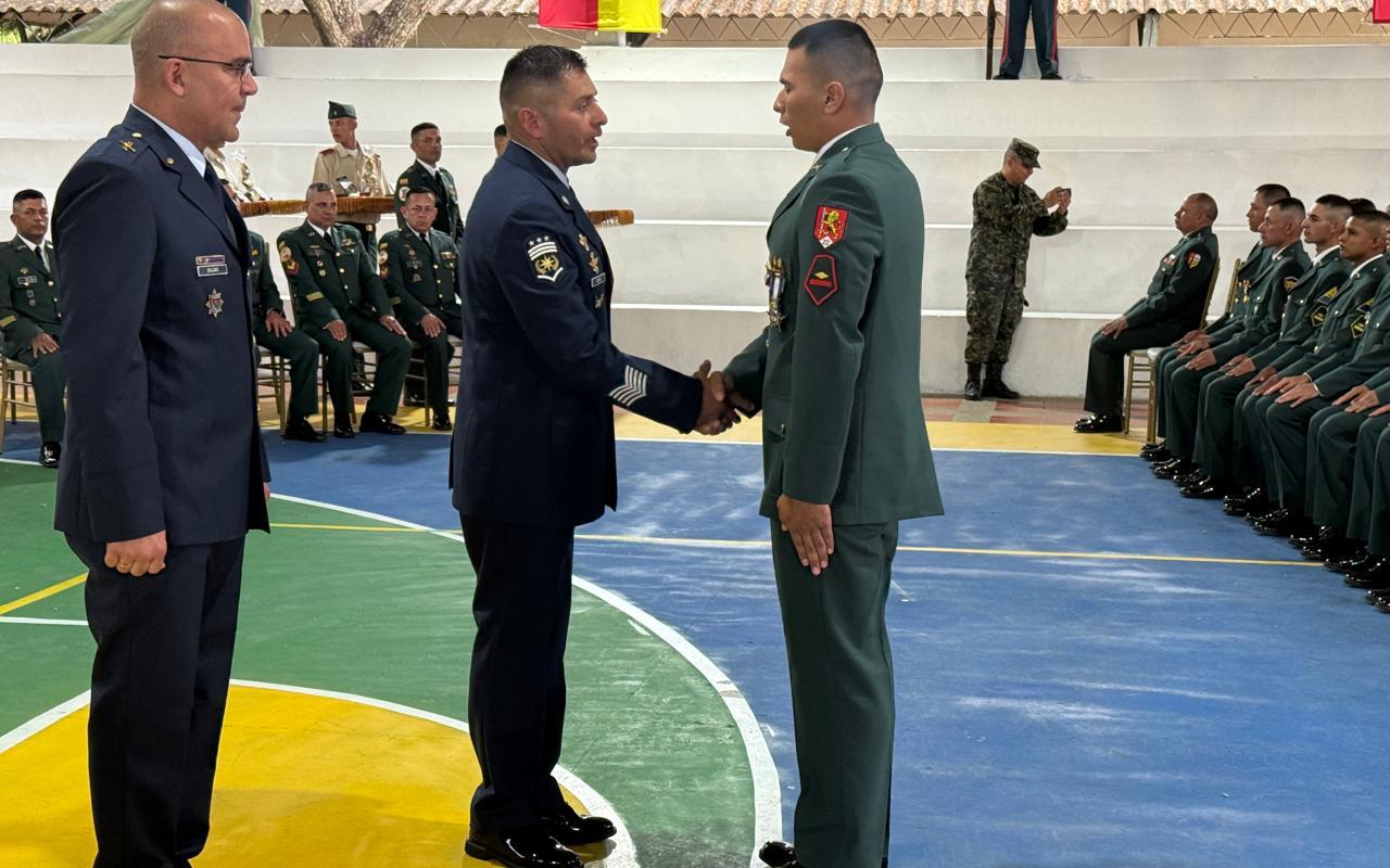 ESUFA entrega medalla en solemne ceremonia militar del Ejército Nacional