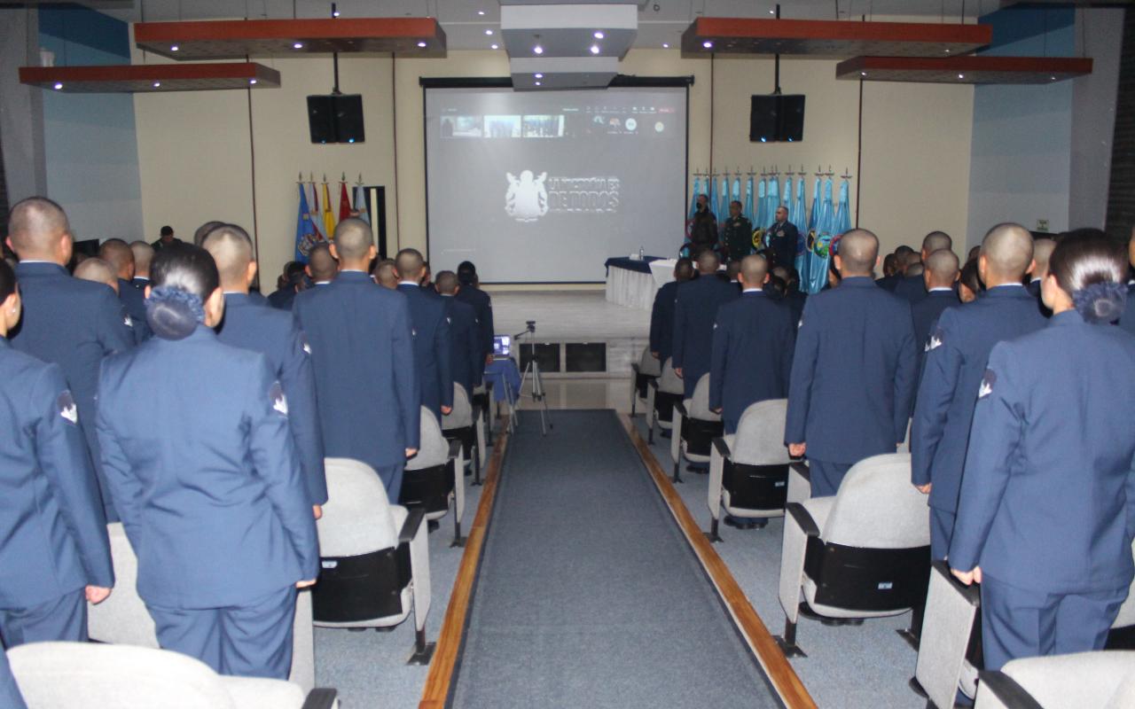 Durante visita a la ESUFA Comandante General de las Fuerzas Militares compartió con los futuros Suboficiales de su Fuerza Aérea