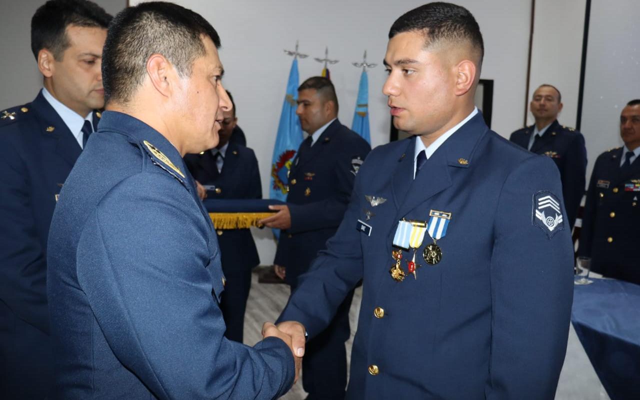 Alumnos reciben reconocimiento a su esfuerzo académico durante el tiempo de formación en la ESUFA