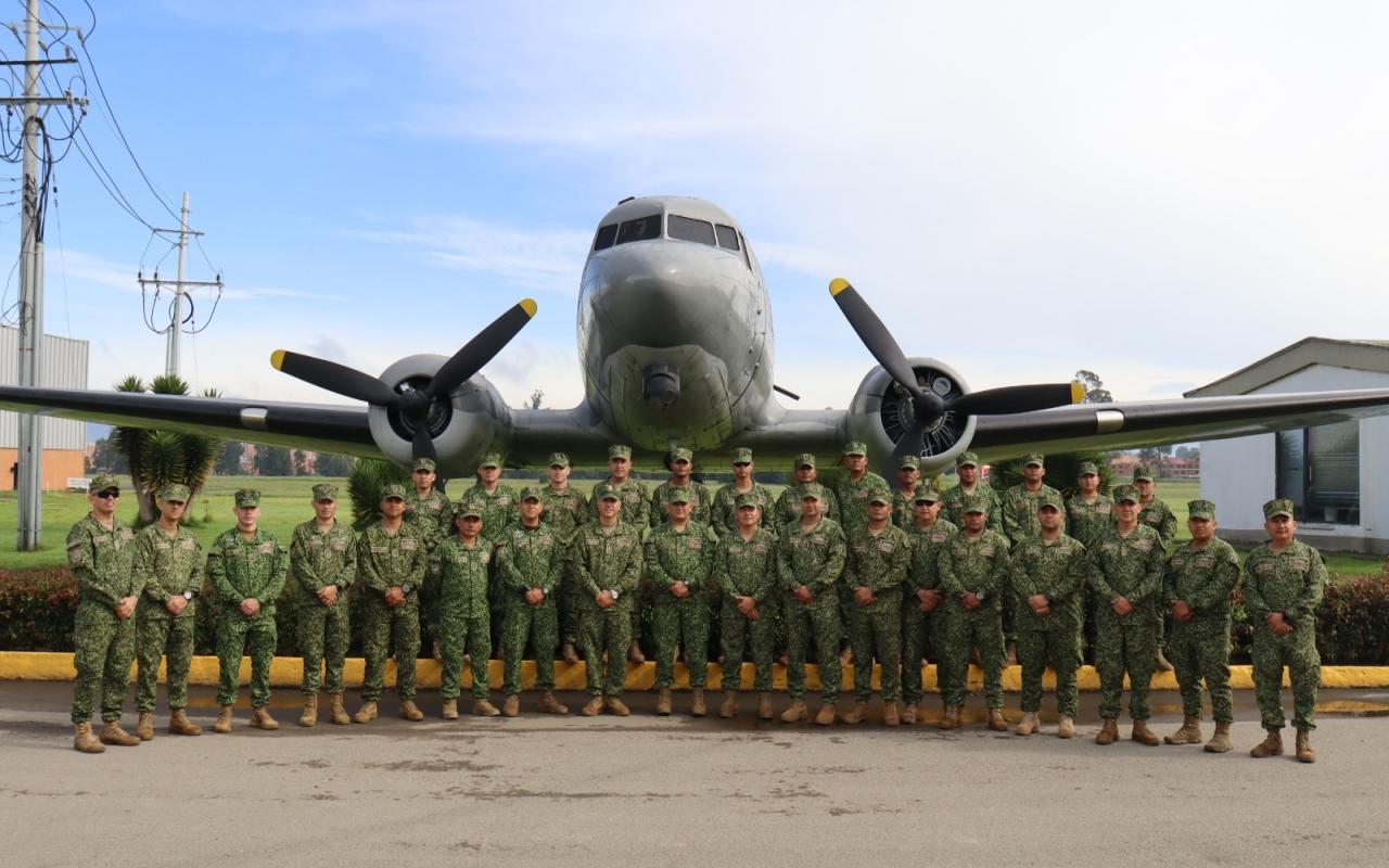 La Escuela de Suboficiales FAC y la Armada Nacional estrechan vínculos mediante visita estratégica