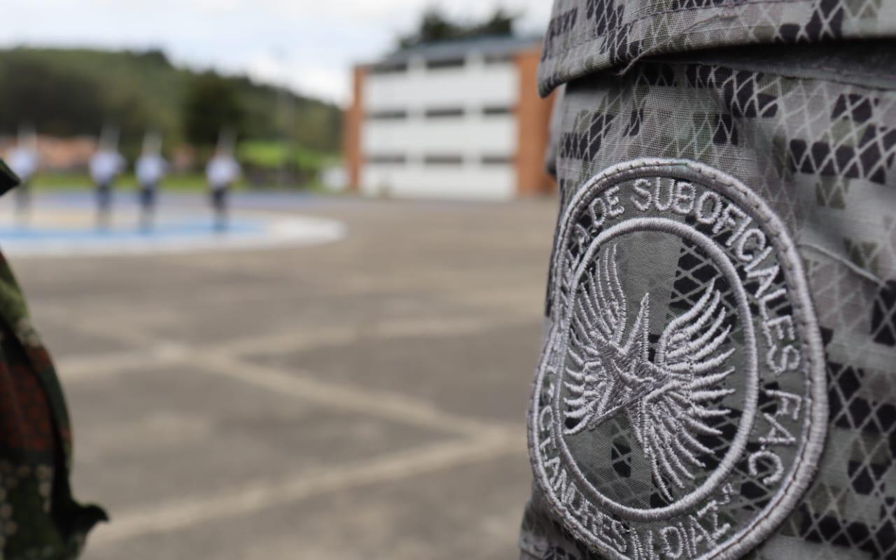 Jóvenes viven una jornada inolvidable en la Escuela de Suboficiales de la Fuerza Aeroespacial