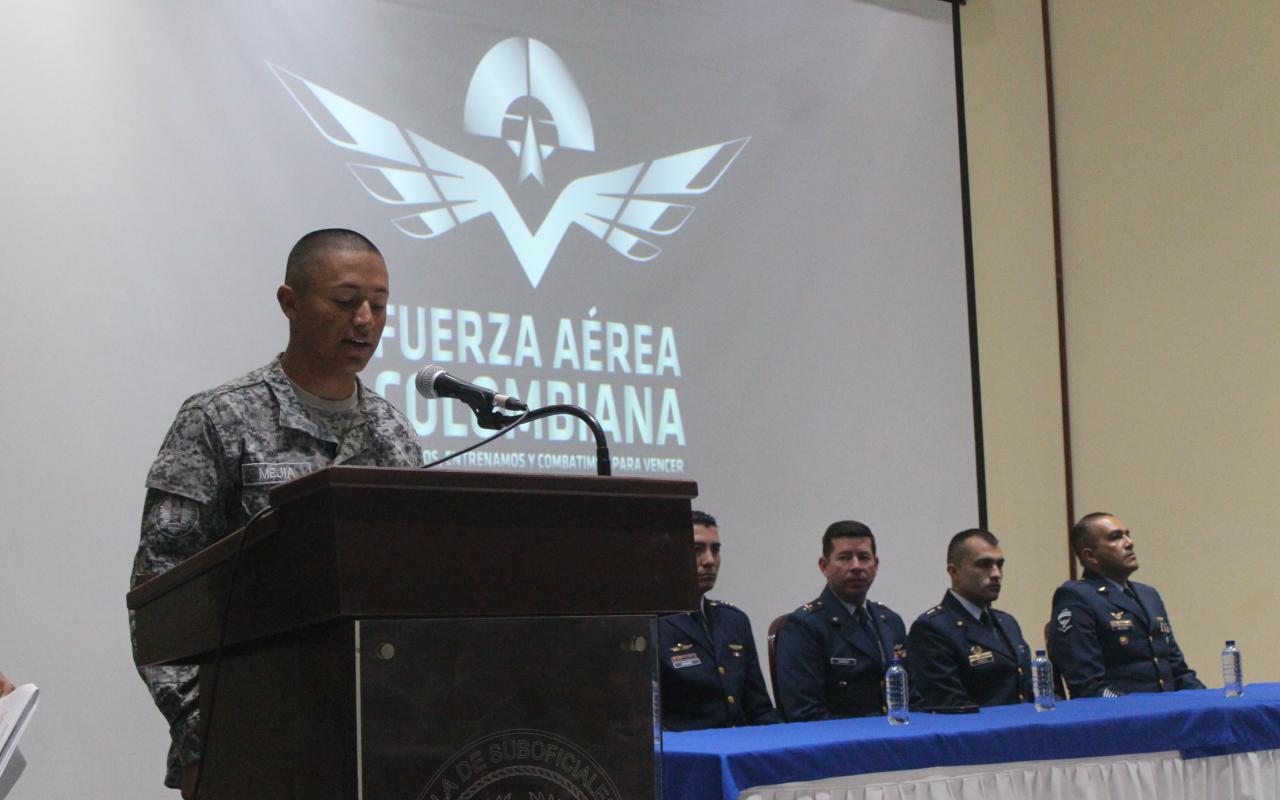 Soldados de la Fuerza Aérea fueron certificados como Técnicos en Manejo Canino 
