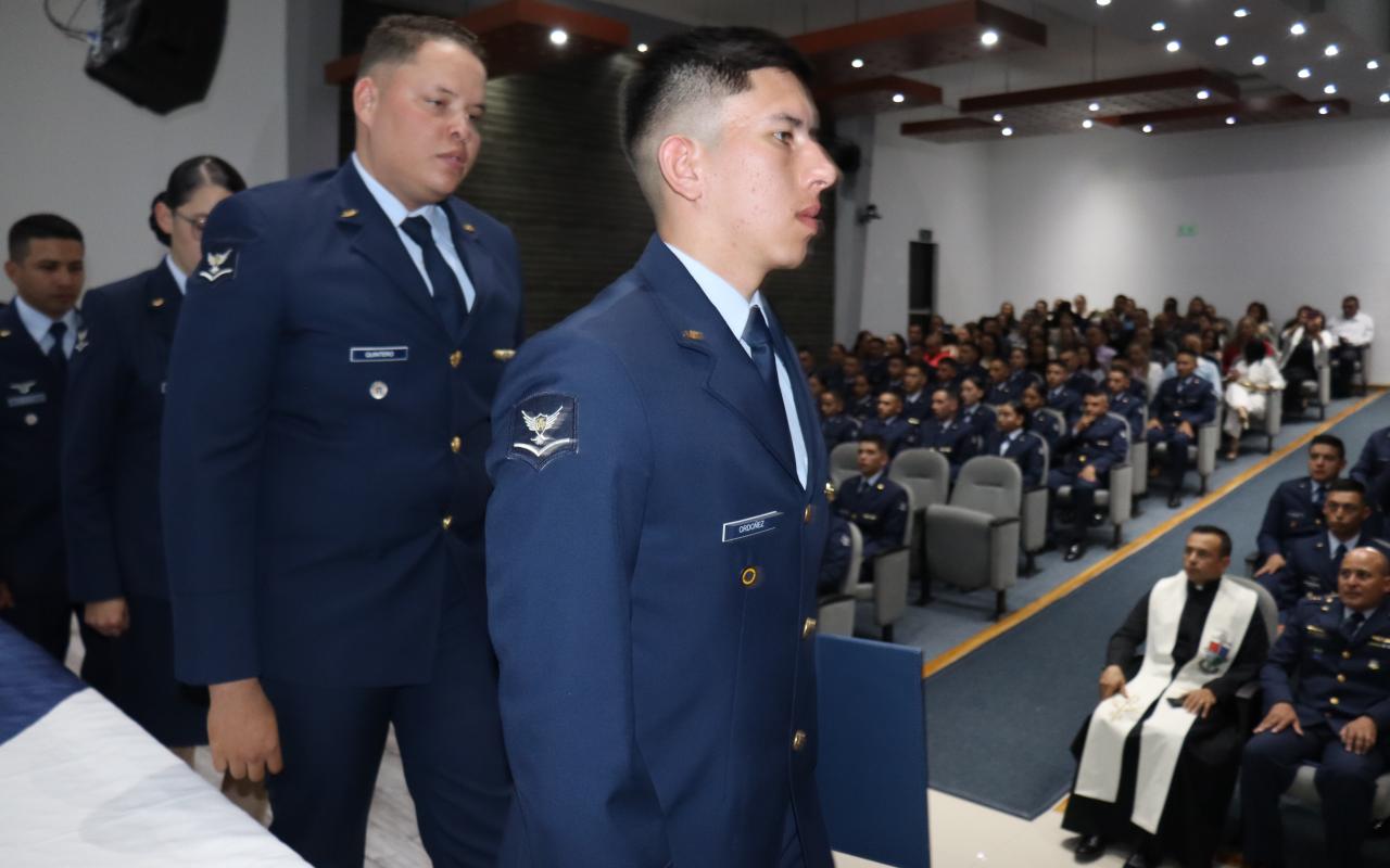 Suboficiales de la Fuerza Aeroespacial se gradúan como tecnólogos aeronáuticos 