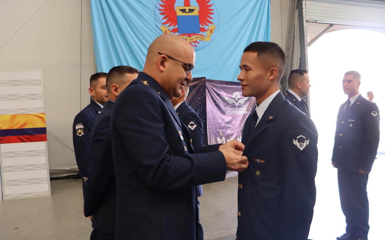 Así se realizó la ceremonia militar para imponer alas de especialidad