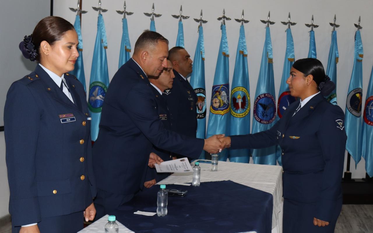 Nuevos instructores académicos fortalecen formación integral en la Fuerza Aeroespacial