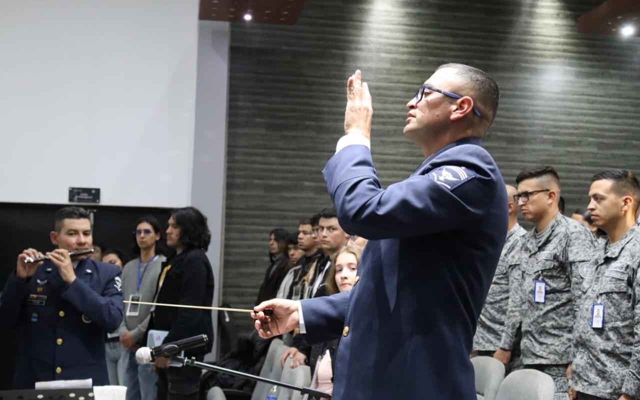 Músicos militares conmemoran su día con taller sinfónico inspirado en el tango 