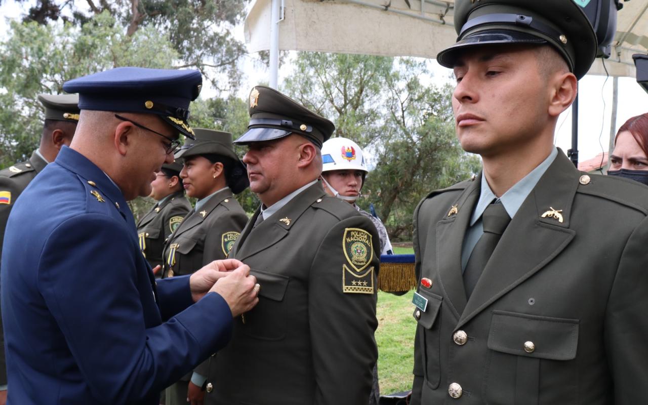 Oficiales y Suboficiales recibieron la medalla en Mosquera por su vocación de servicio