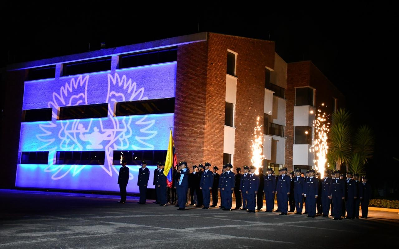 El aniversario 93° de la Escuela de Suboficiales iluminó el cielo de Madrid