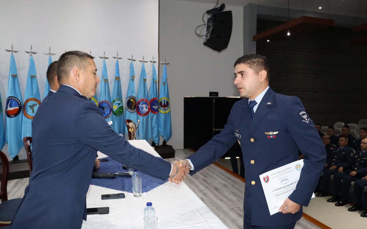 Nuevos instructores académicos fortalecen la formación militar en la Fuerza Aeroespacial