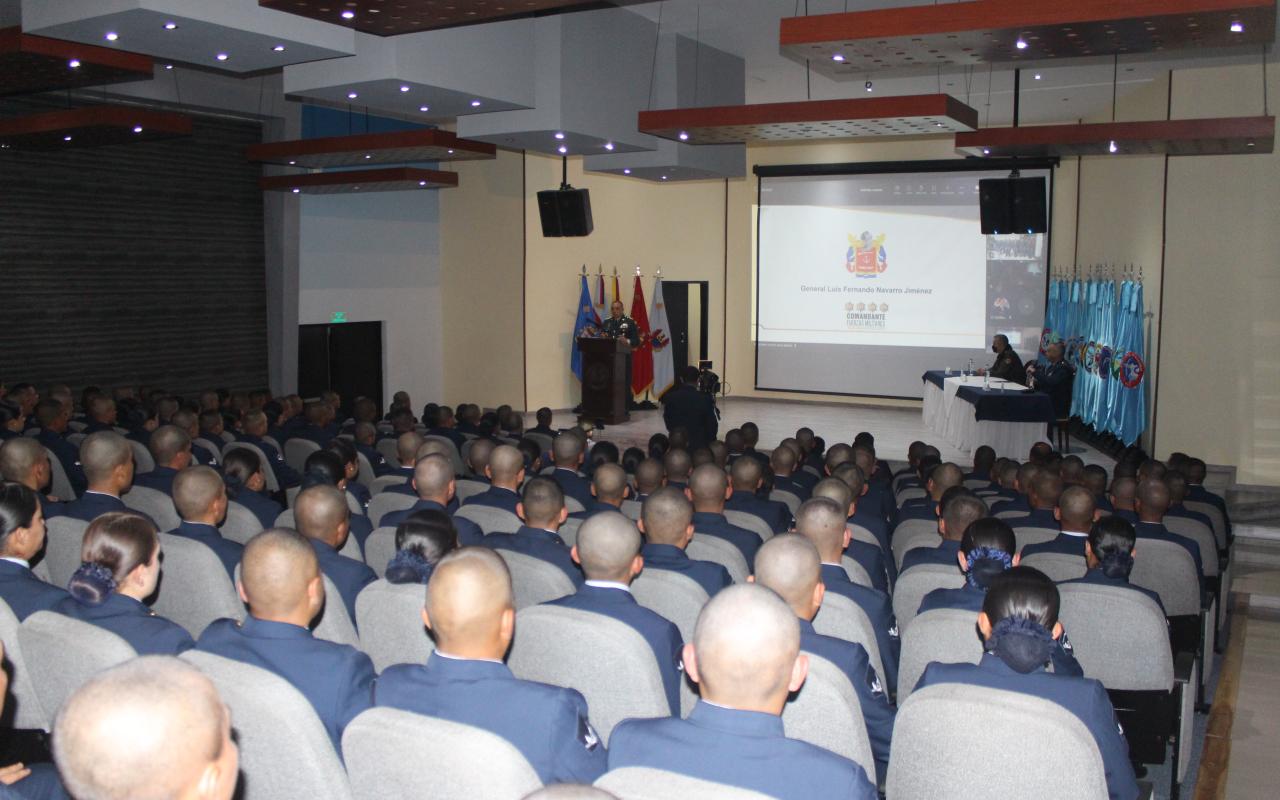 Durante visita a la ESUFA Comandante General de las Fuerzas Militares compartió con los futuros Suboficiales de su Fuerza Aérea