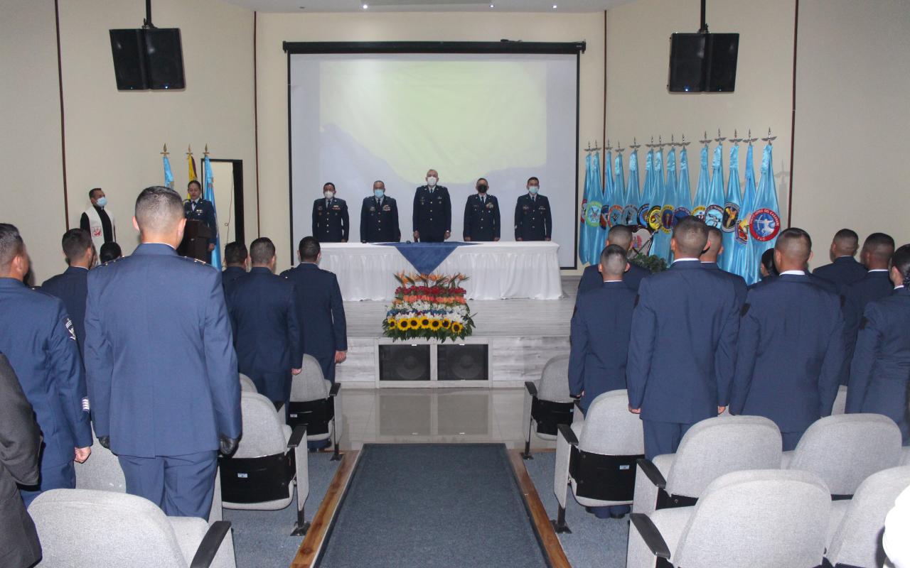 Nuevos Suboficiales del Cuerpo Administrativo de su Fuerza Aérea al servicio de los colombianos