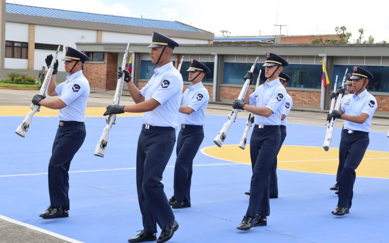 Jóvenes viven una jornada inolvidable en la Escuela de Suboficiales de la Fuerza Aeroespacial