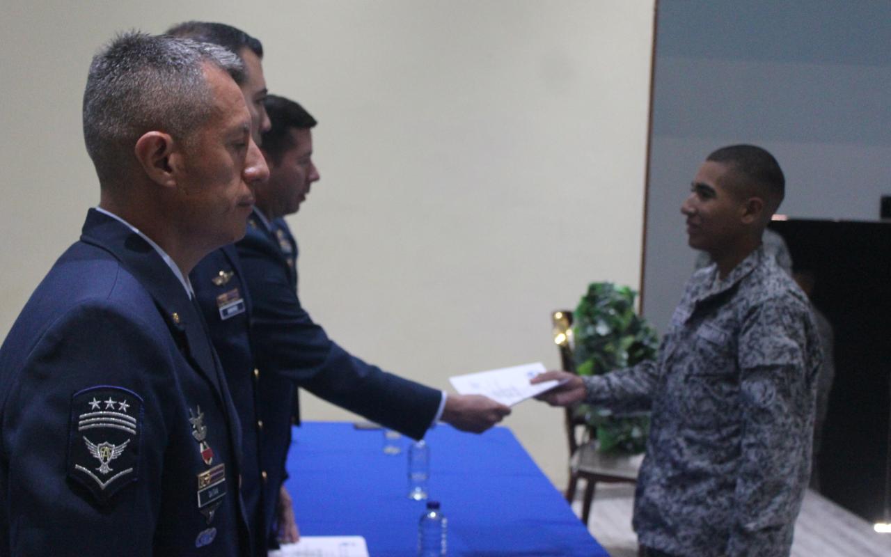 Soldados de la Fuerza Aérea fueron certificados como Técnicos en Manejo Canino 