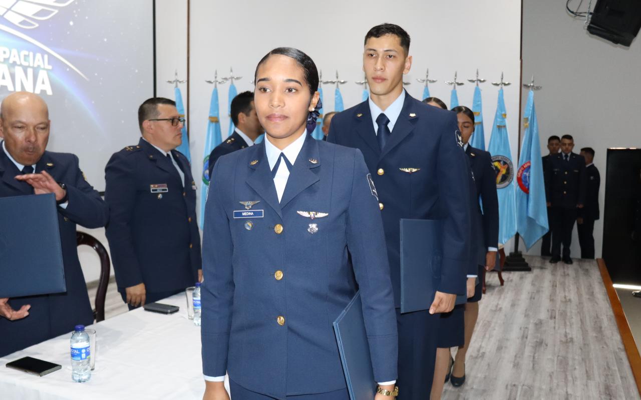 Suboficiales de la Fuerza Aeroespacial se gradúan como tecnólogos aeronáuticos 