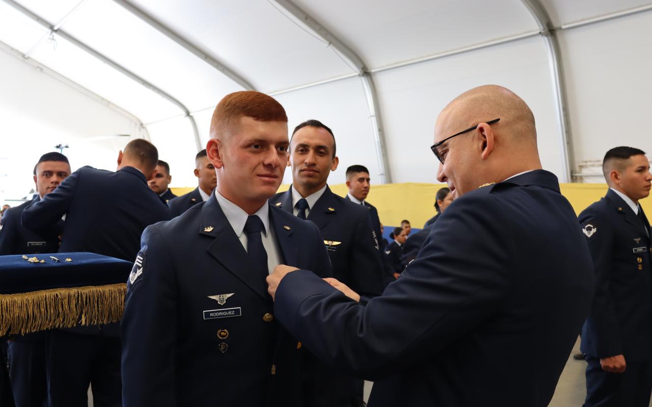 Así se realizó la ceremonia militar para imponer alas de especialidad