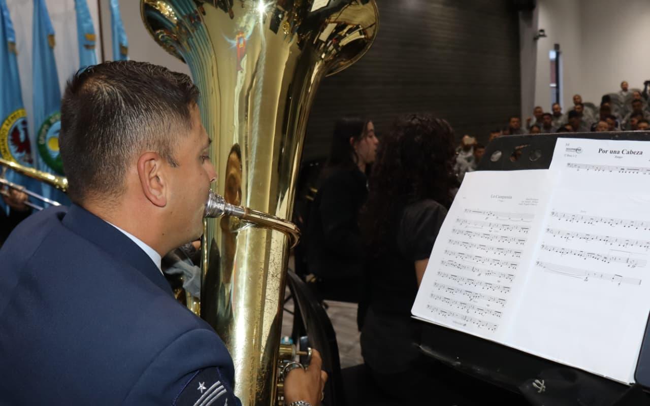 Músicos militares conmemoran su día con taller sinfónico inspirado en el tango 