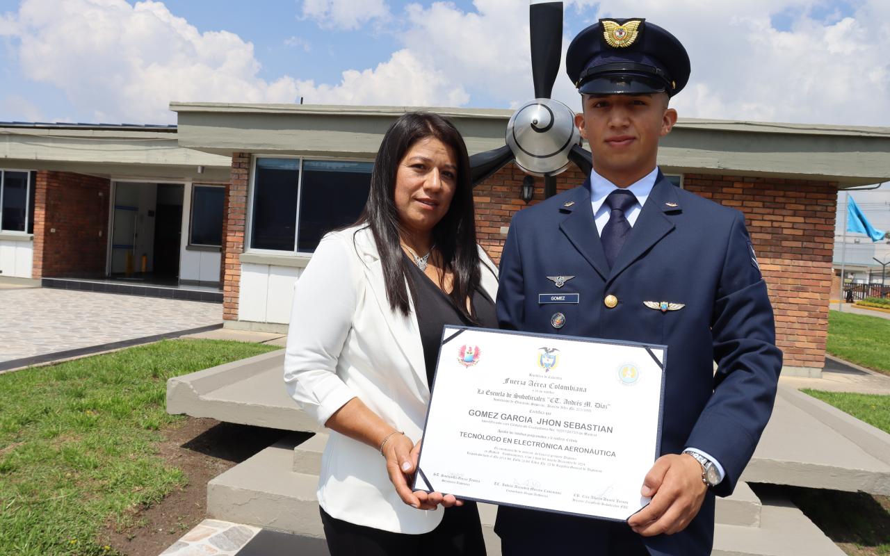 Suboficiales de la Fuerza Aeroespacial se gradúan como tecnólogos aeronáuticos 