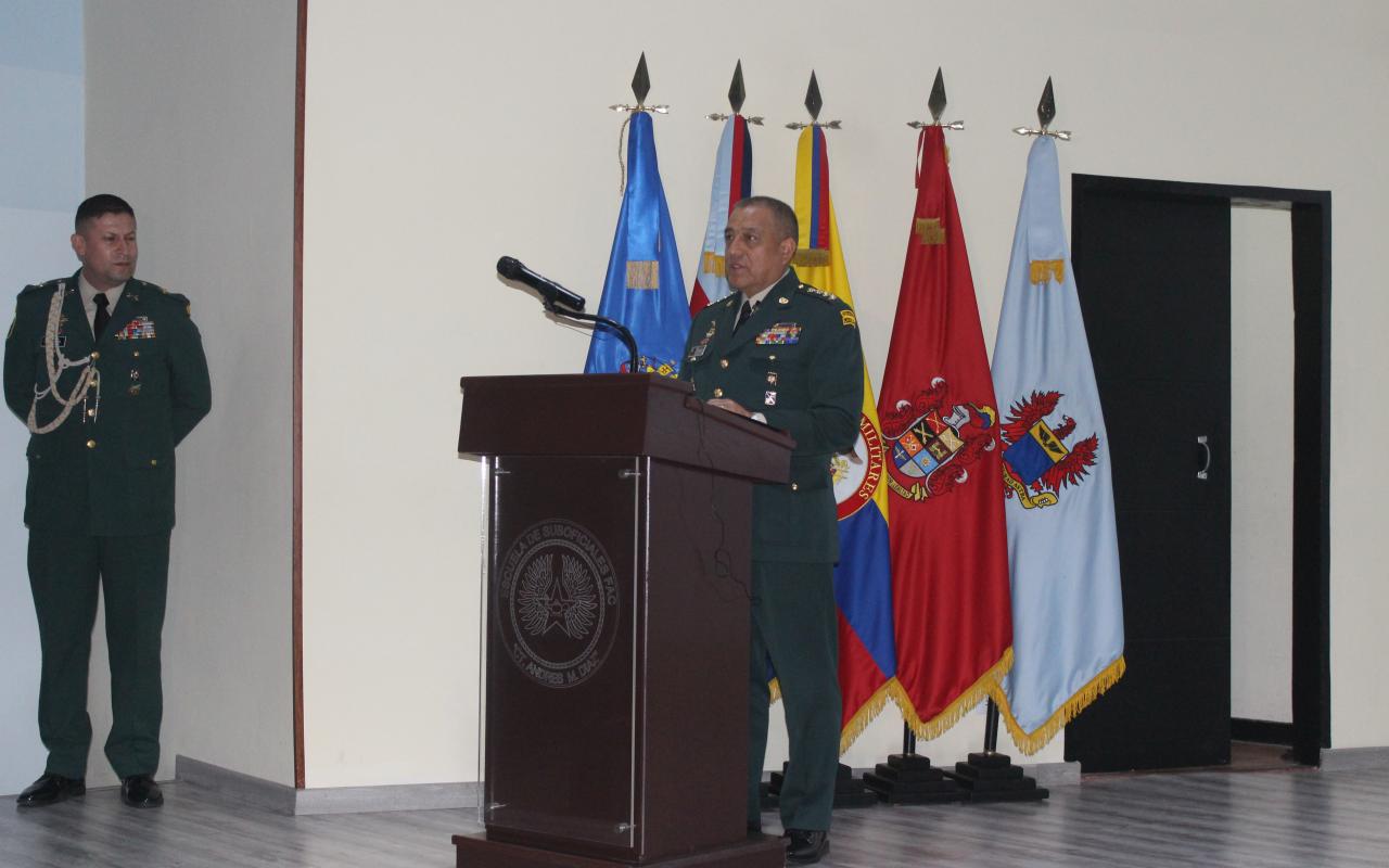 Durante visita a la ESUFA Comandante General de las Fuerzas Militares compartió con los futuros Suboficiales de su Fuerza Aérea