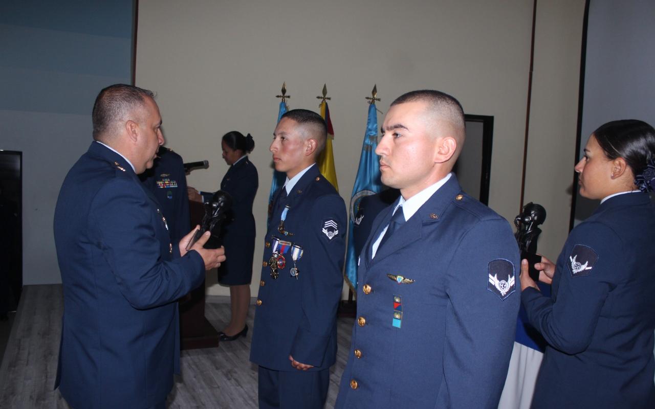 Ceremonia militar en reconocimiento y exaltación al esfuerzo académico