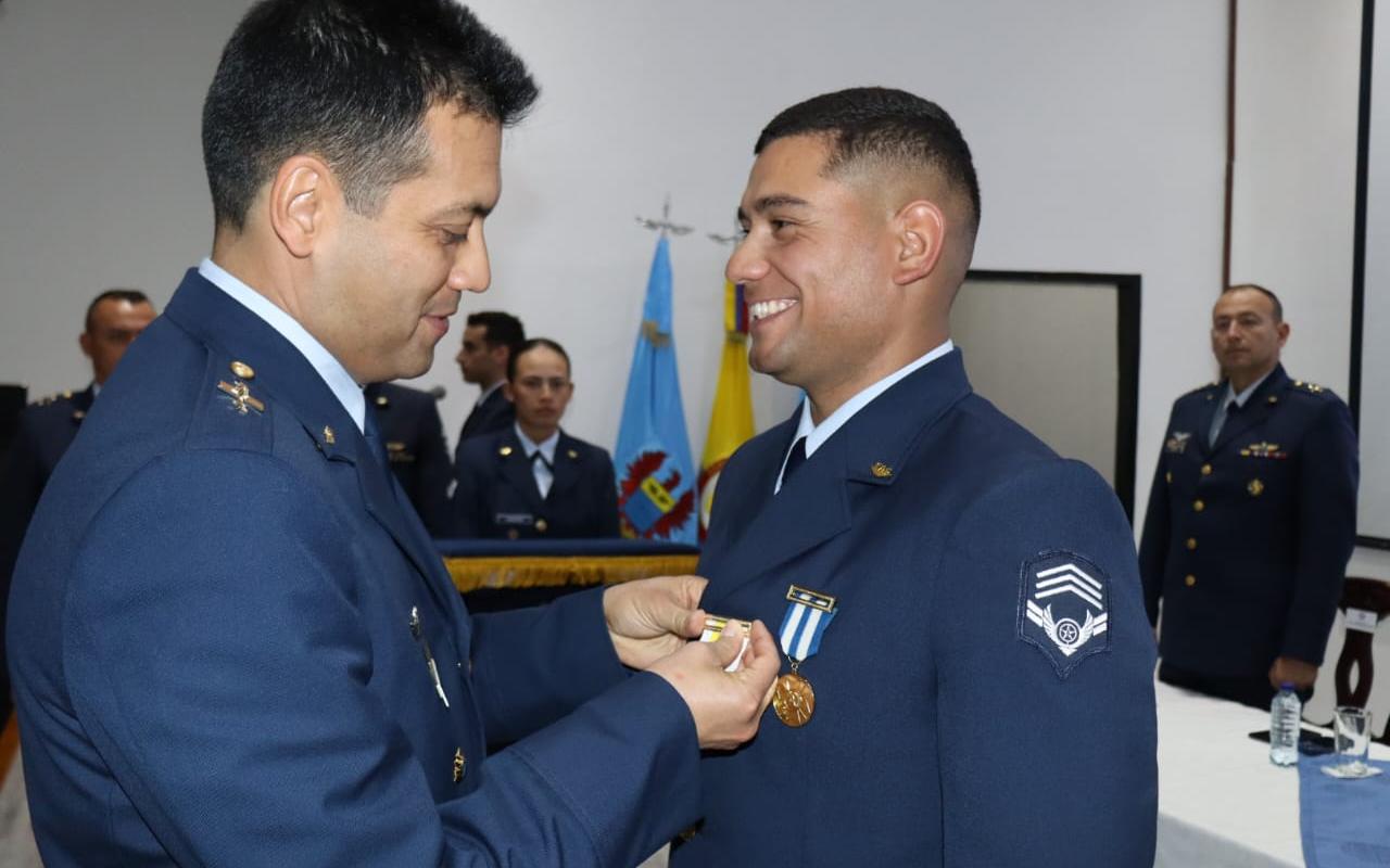 Alumnos reciben reconocimiento a su esfuerzo académico durante el tiempo de formación en la ESUFA