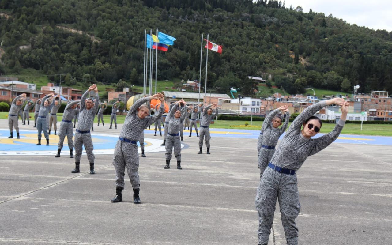 Jóvenes viven una jornada inolvidable en la Escuela de Suboficiales de la Fuerza Aeroespacial