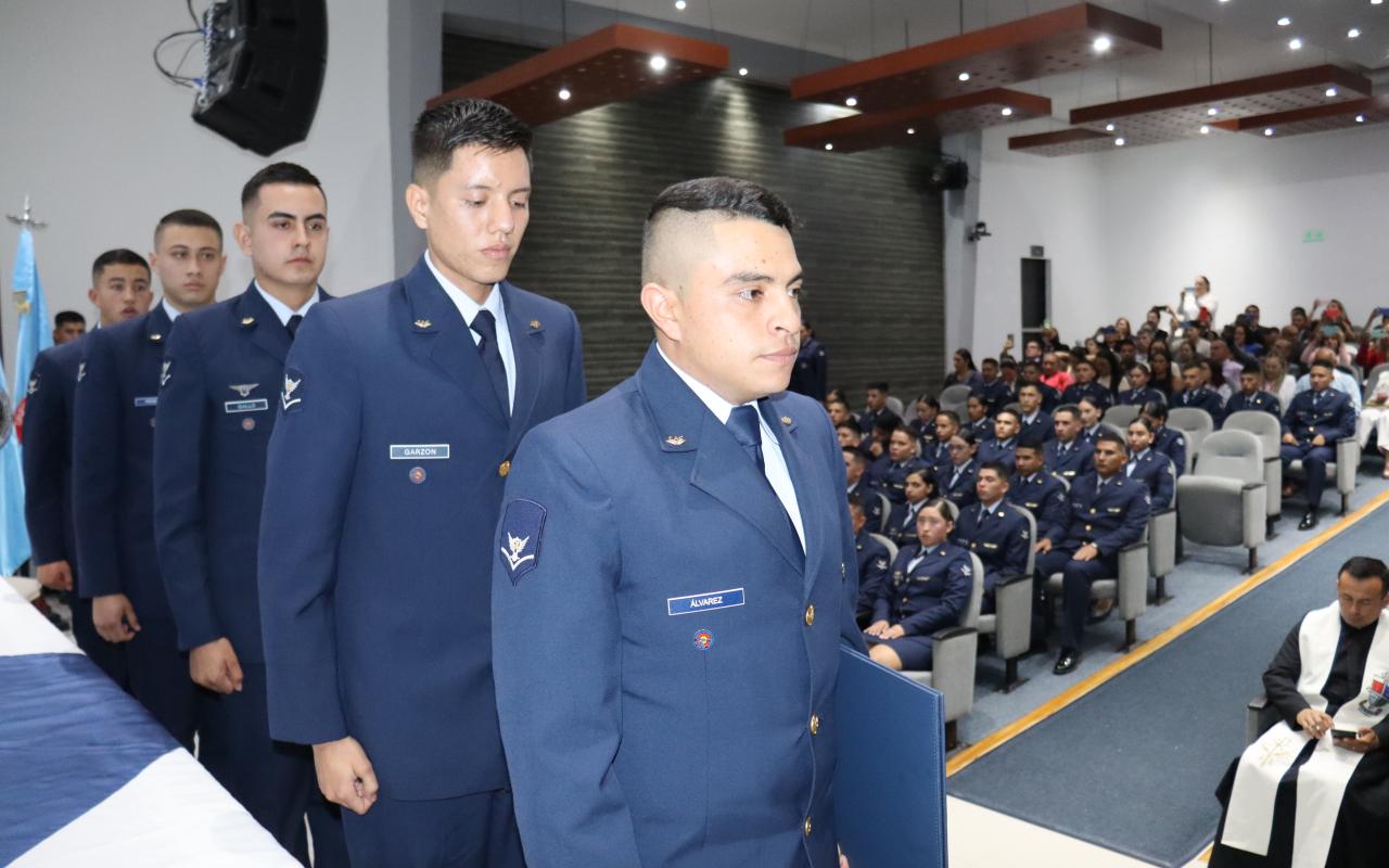 Suboficiales de la Fuerza Aeroespacial se gradúan como tecnólogos aeronáuticos 