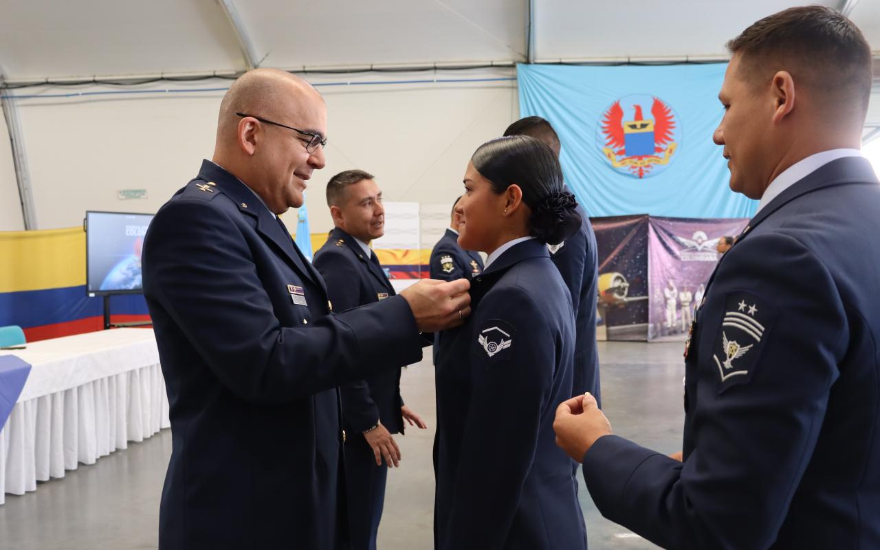 Así se realizó la ceremonia militar para imponer alas de especialidad