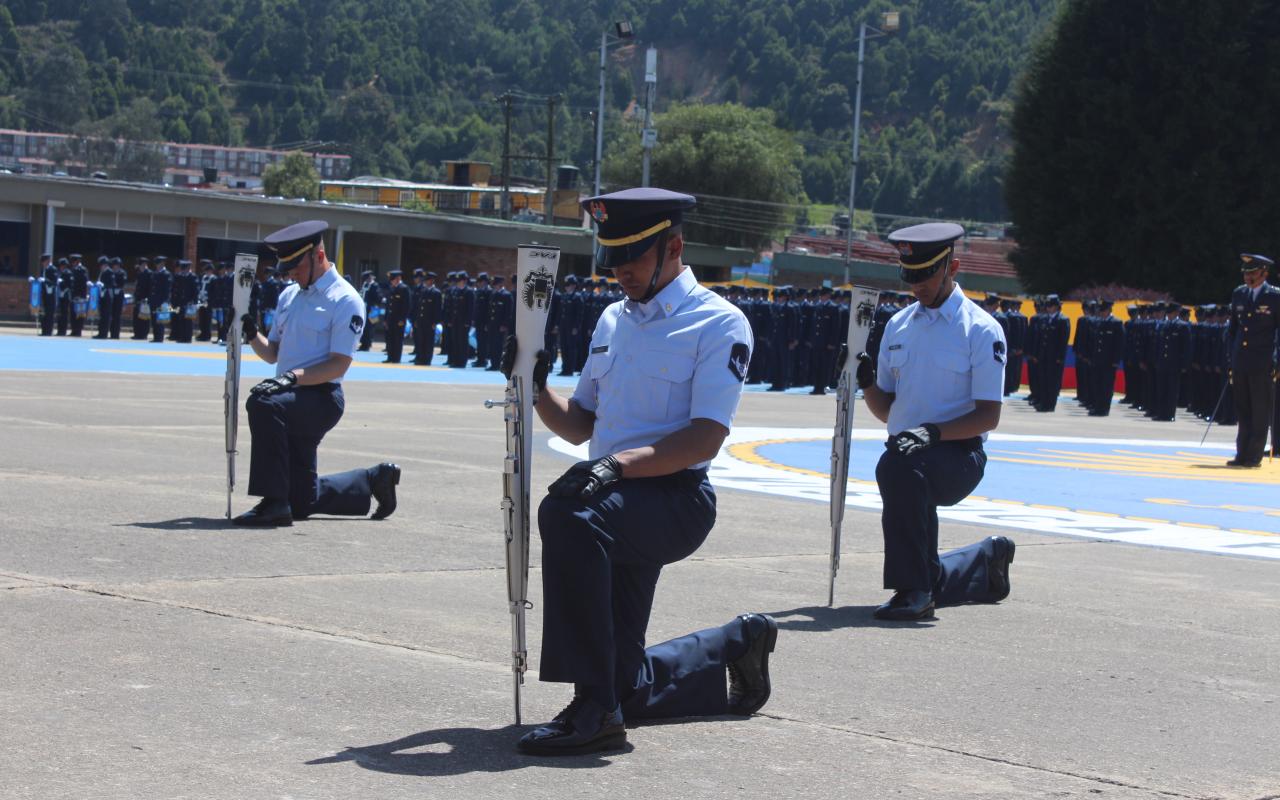 La Fuerza Aérea Colombiana le da la bienvenida a 213 Suboficiales que servirán al país